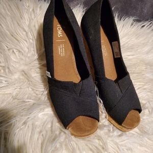Tom's wedges size 8 1\2 black fabric